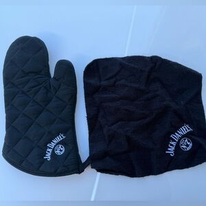 Jack Daniels Black Oven Mitt and Towel Set